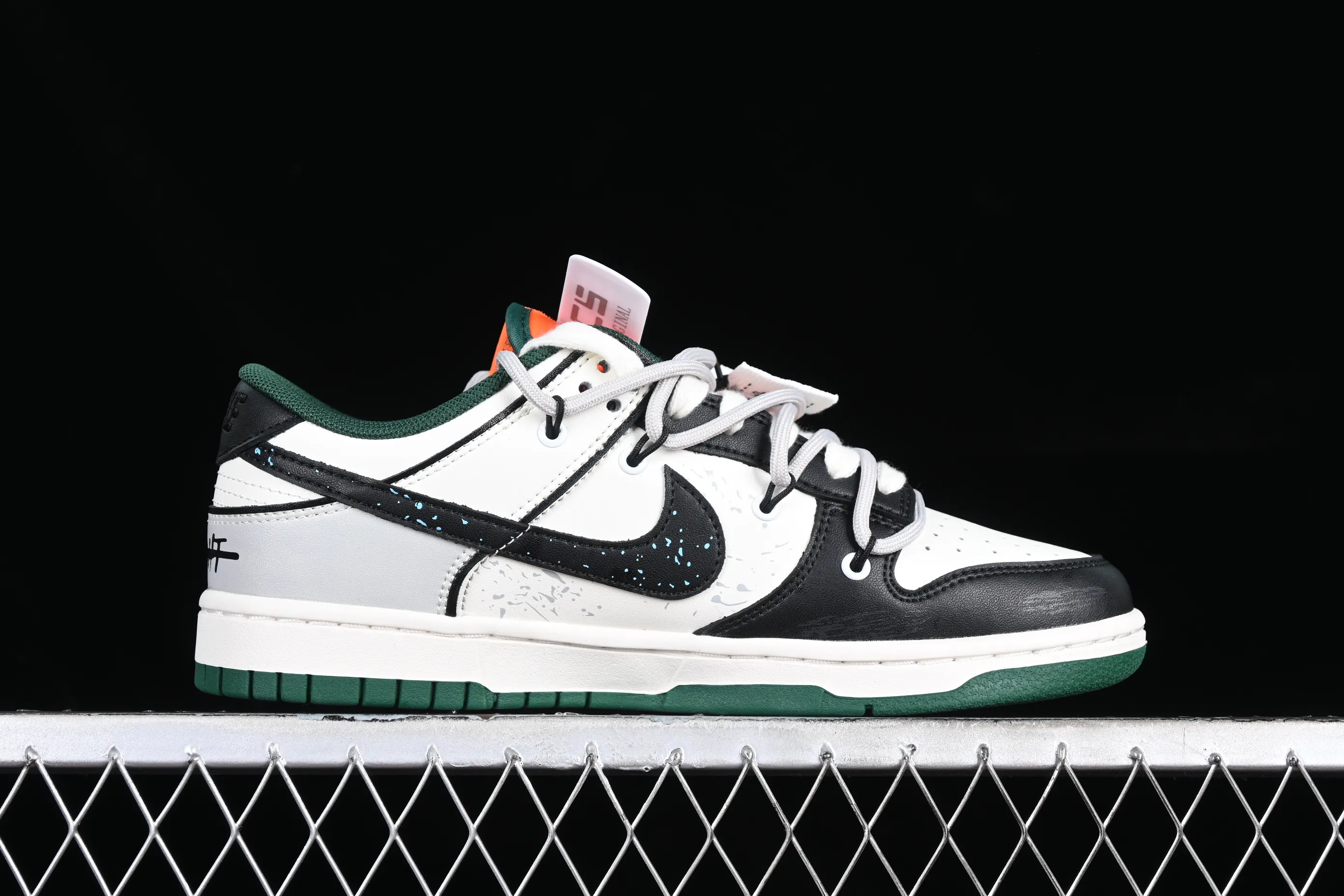 All Categories Nk SB Dunk Series Nk SB Dunk Low Low-top sneakers CS version Nk Dunk Low "Miami Hurricanes" Space Exploration Star Trek Customized version of deconstructed straps retro distressed low-top sneakers DD1391-300